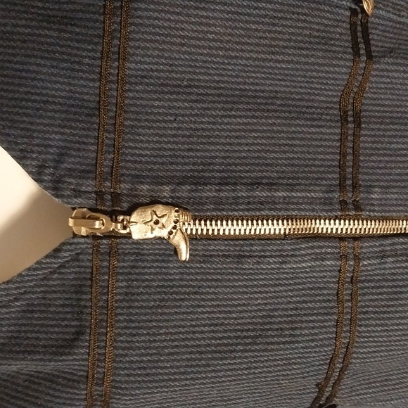 This is a Roper top.  The color is a dark blue it is a beautiful top excellent - Picture 2 of 6